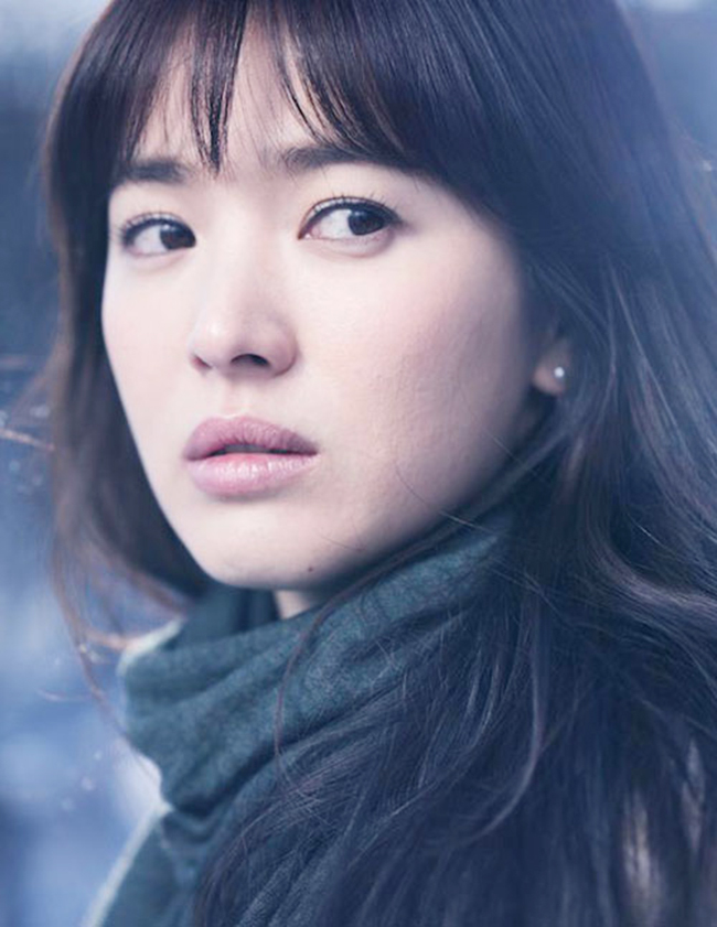 Sinh năm 1981, Song Hye Kyo là cái tên khiến không ít đấng mày râu điêu đứng. Mặc dù đã bước sang tuổi 32 nhưng vẻ đẹp nổi tiếng showbiz Hàn này vẫn khiến nhiều người ghen tị. Xuất hiện trong bộ phim đình đám Ngọn gió mùa đông năm ấy, Song khoe vẻ đẹp dịu dàng nữ tính và một khuôn mặt đượm buồn, quý phái.